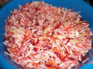 Маринованная капуста со свеклой быстрого приготовления